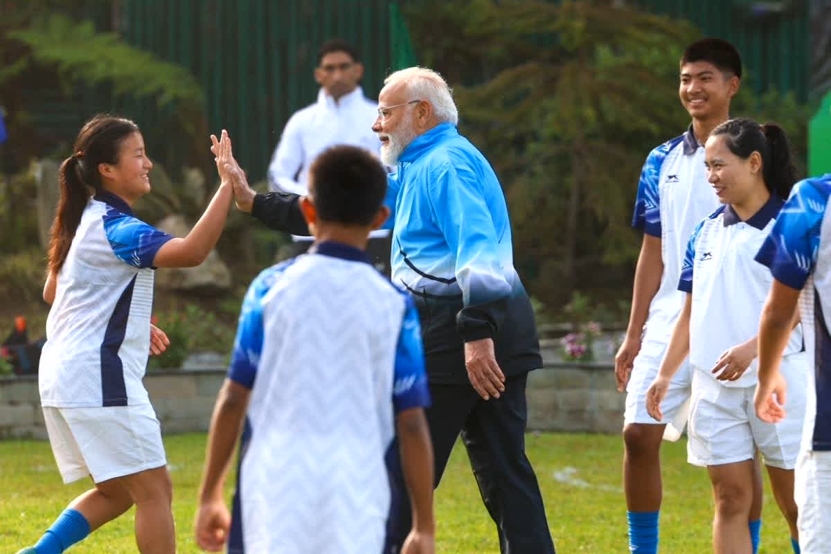 PM Modi in Gangtok: गंगटोक के मैदान में नजर आए PM मोदी, बच्चों संग खेला फुटबॉल, सोशल मीडिया पर शेयर की तस्वीरें, देखें आप भी