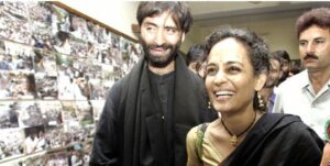 कश्मीर नरसंहार के आरोपी यासीन मलिक के साथ अरुंधति राय