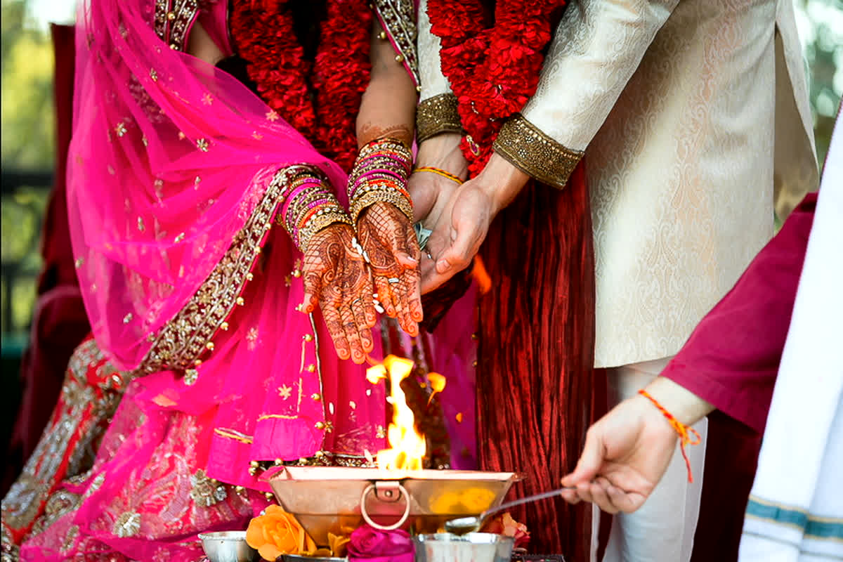 April 2026 Shubh Muhurat : 14 अप्रैल के बाद ही बजेगी शहनाई! जानें क्यों खरमास में थम जाते हैं सारे शुभ काम,  ये रही शुभ मुहूर्तों की पूरी लिस्ट