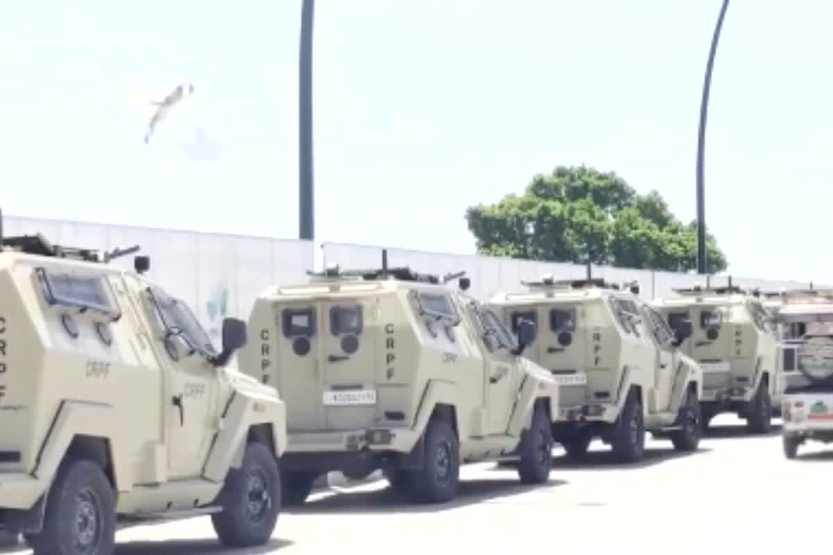 Armoured Vehicles Ayodhya News : अचानक अयोध्या पहुंचा बख्तरबंद गाड़ियों का काफिला, रामलला के दरबार में पहुंचे सुरक्षा बलों के जवान, देखें वीडियो