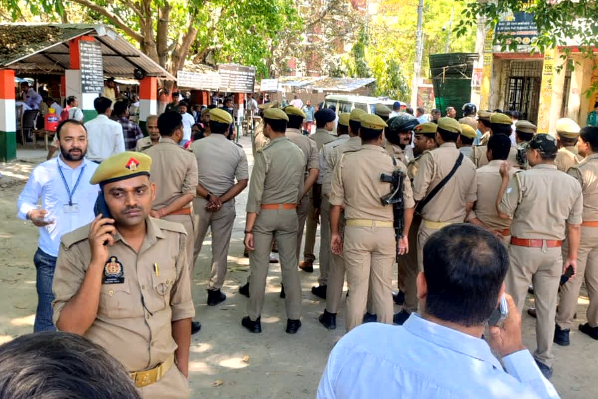 Ayodhya Hospital Negligence :  खुशियों की जगह घर में मातम! बिना डॉक्टर के स्टाफ ने जच्चा-बच्चा के साथ किया ऐसा  कांड, अब बीजेपी नेता ने लगाए गंभीर आरोप