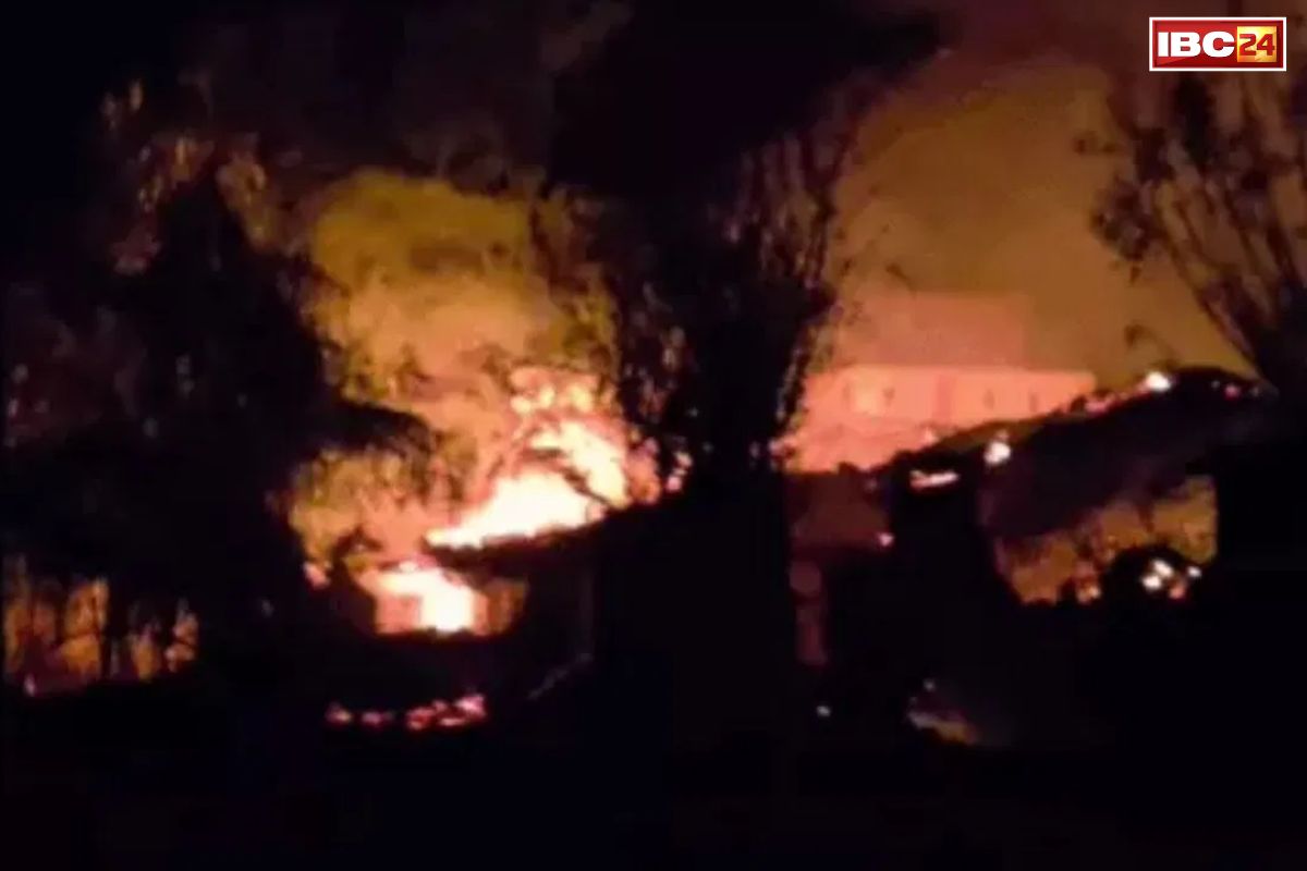 Banswara Violence Latest News: युवक की हत्या के बाद भारी बवाल.. उपद्रवियों ने 10 ज्यादा घरों को किया आग के हवाले, पुलिस के गाड़ियों में भी तोड़फोड़