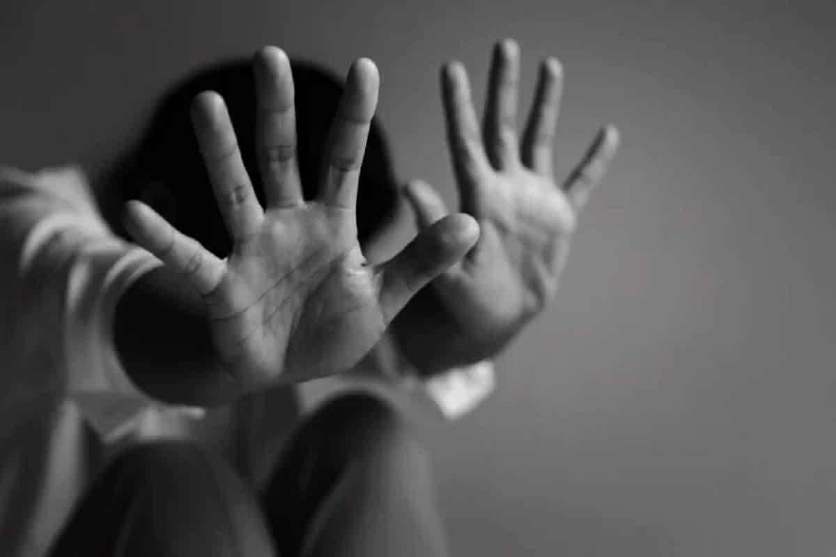 Bijapur Gangrape News : भरोसे का कत्ल! पहले बहला-फुसलाकर ले गया, फिर 5 साथियों के साथ मिलकर नाबालिग को बनाया हवस का शिकार, पूरा मामला जान कांप जाएगी रूह