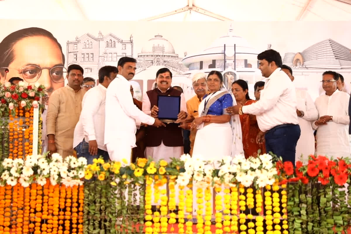 CM Dr. Mohan Yadav News: भीम जन्मभूमि पहुंचे सीएम डॉ. मोहन यादव, बाबा साहेब को अर्पित की पुष्पांजलि, कहा – संविधान निर्माता होने के साथ नए भारत के निर्माता भी हैं डॉ. भीमराव अम्बेडकर