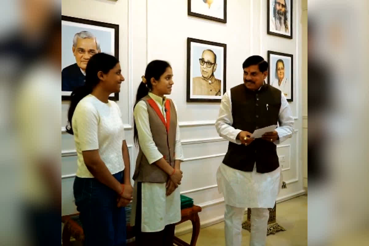 MP Board 12th Toppers 2026 : चांदनी और खुशी ने रचा इतिहास! प्रदेश में अव्वल बनीं दोनों बेटियां तो सीएम यादव ने बुलाया घर, दिए इतने लाख रुपए