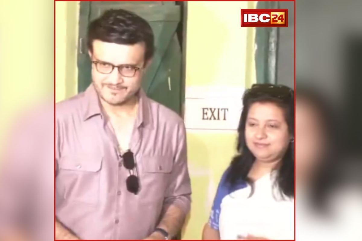 West Bengal Elections 2026 : वोटिंग के बीच अचानक इस मतदान केंद्र में पहुंचे सौरव गांगुली, पत्नी संग डाला वोट