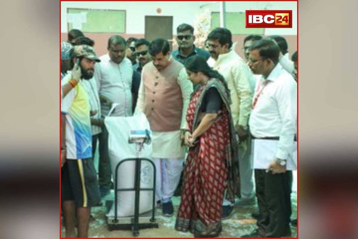 CM Dr. Mohan Yadav News : सरप्राइज चेकिंग करते अचानक इस उपार्जन केंद्र में पहुंचे सीएम यादव, किसानों से ली ये जानकारी, अधिकारियों को दिए ये निर्देश