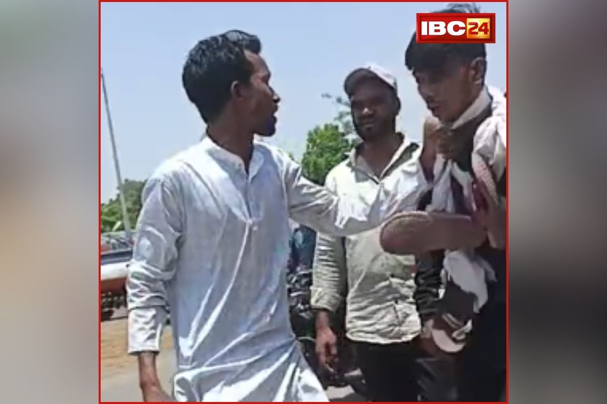 Jabalpur Fight Video : शादी समारोह में युवक ने कर दिया ये कांड, लोगों ने पिटाई कर पहनाई जूतों की माला, सड़क पर घुमाया… आप भी देखें वीडियो