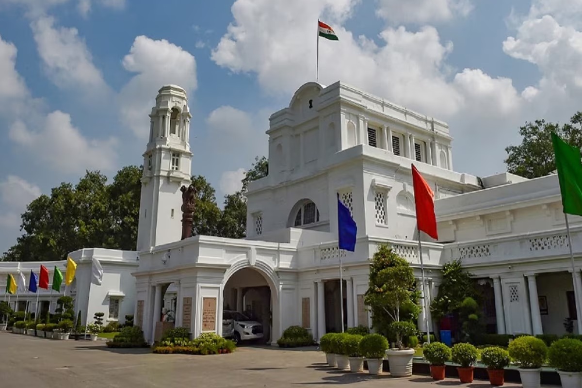 गेट तोड़कर कार से विधानसभा में अचानक हुए दाखिल, इतने आरोपियों को पुलिस ने दबोचा, जानिए क्या था उनका मकसद