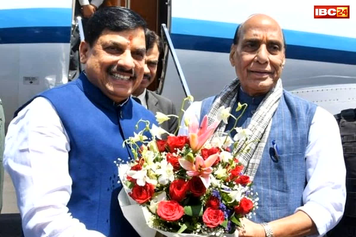 Dr Mohan Yadav News: डॉ मोहन यादव ने की रक्षामंत्री राजनाथ सिंह की अगवानी.. ट्रांजिट विजिट पर पहुंचे थे भोपाल के स्टेट हैंगर, रवाना हुए रायसेन