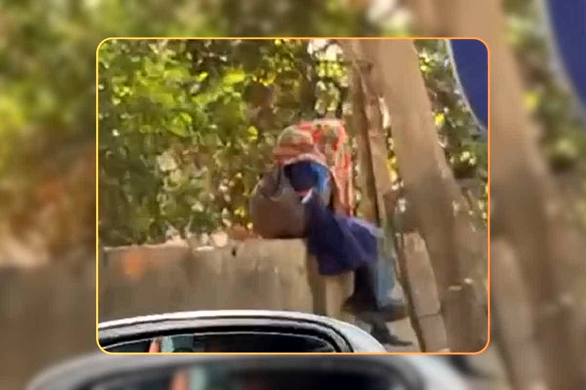 Durg School Girl Romance Video: बाउंड्री वॉल पर बैठकर खुलेआम अश्लील हरकत करते नजर आई स्कूली छात्रा, स्कूल ड्रेस में लड़के के साथ रोमांस का वीडियो वायरल