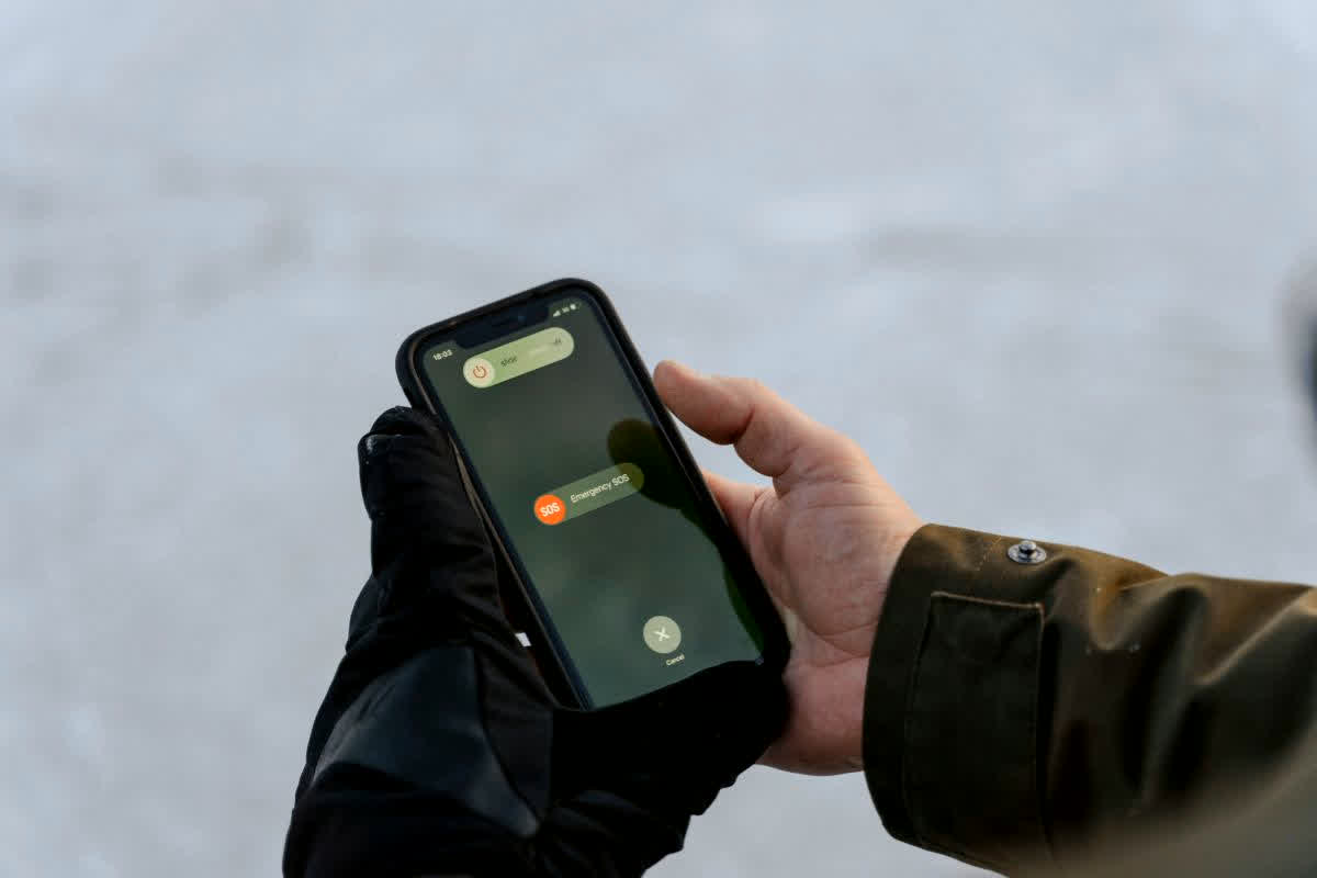 Emergency SOS Setup: एक सेटिंग जो बचा सकती है आपकी जान! फोन में तुरंत ऐसे चालू करें Emergency SOS