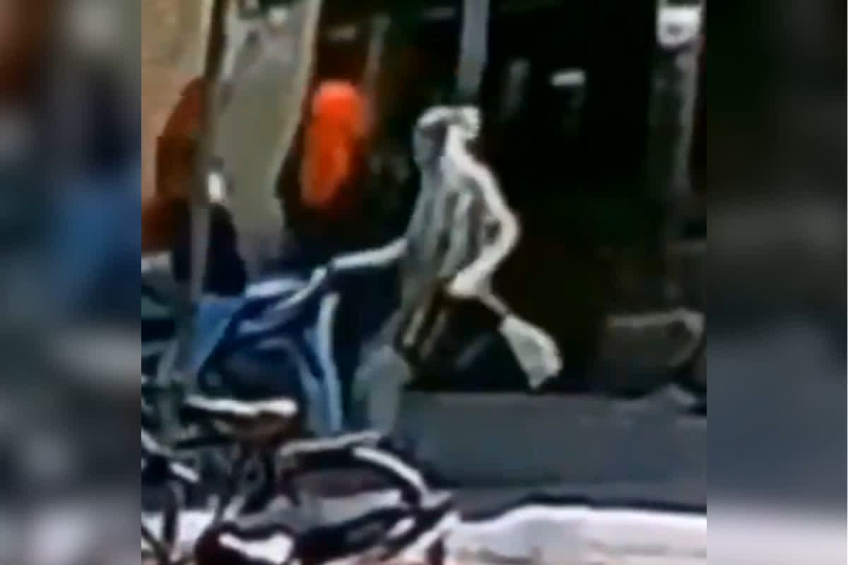 Firozabad’s Lady Dacoit News :  30 सेकंड और 10 लाख गायब! महिला लुटेरी ने फिल्मी स्टाइल में छीना नोटों से भरा बैग,  वीडियो देख पुलिस के उड़े होश