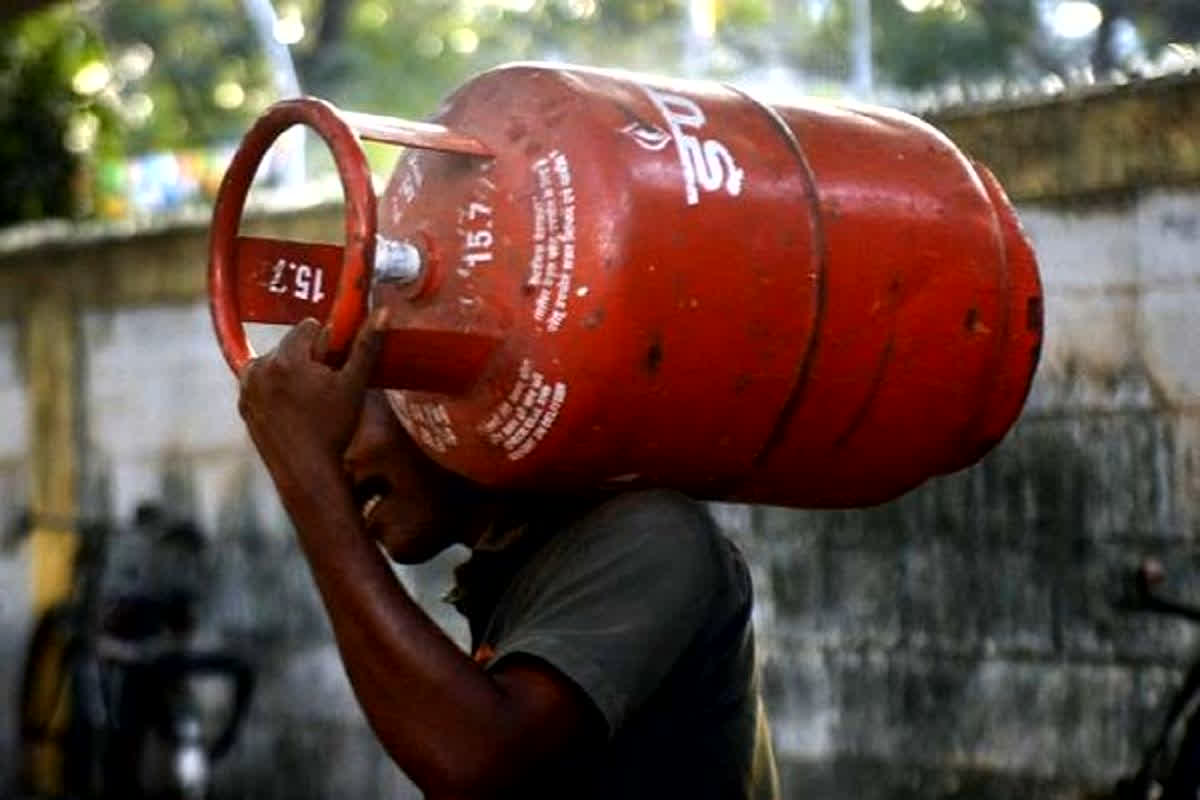 Gas Cylinder Booking: अब घर बैठे मिलेगा गैस सिलेंडर! बस एक मैसेज और डिलीवरी पक्की, जानिए क्या है सरकार का ये नया नियम?