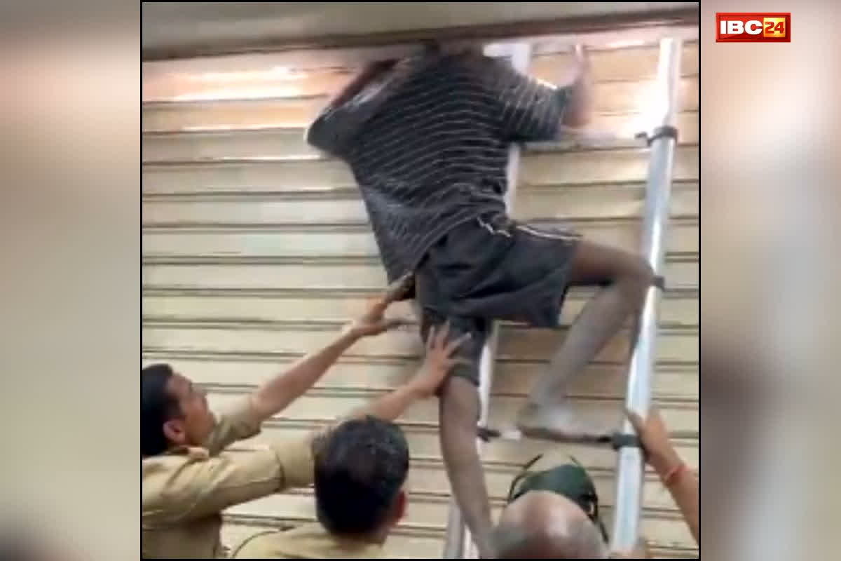 Ghaziabad Shutter Stuck Thief : चोरी करने आया था, बन गया मरीज! क्लीनिक में घुसते ही हुआ बड़ा कांड, जहां डालनी थी सेंध वहीं डॉक्टरों ने बचाई जान