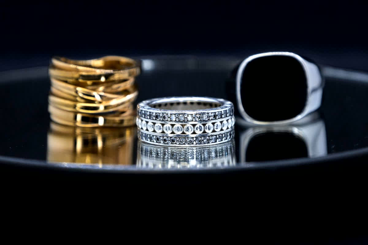 Gold Rate 21 April 2026: आज चांदी एक ही झटके में 10,000 रुपये धड़ाम, क्या सोने के दाम भी गिर गए? महंगाई की मार झेल रही जनता को मिली बड़ी राहत!