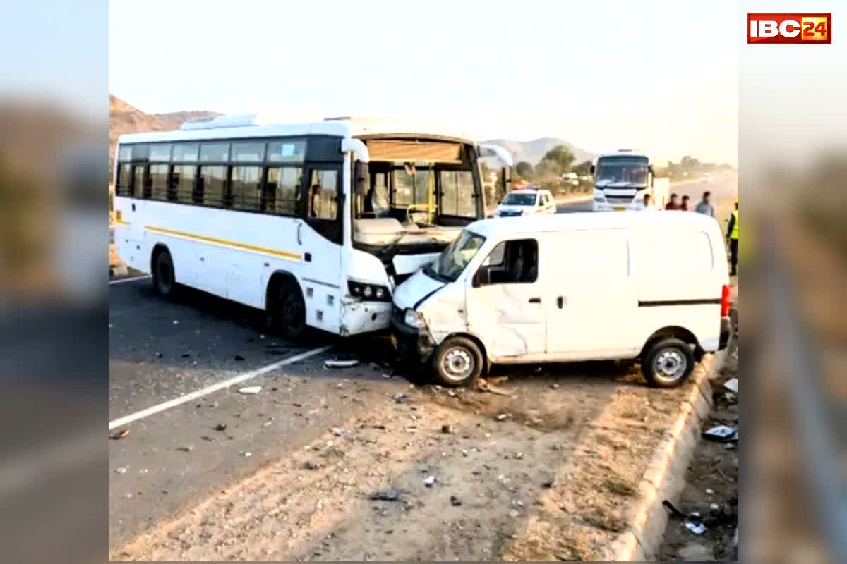 Gujarat Sabarkantha Road Acciddent: सामने से आ रही वैन से जा भिड़ी ट्रक.. सड़क पर ही बिछ गई लाशें, यहां हुआ दर्दनाक हादसा, मची चीख-पुकार..