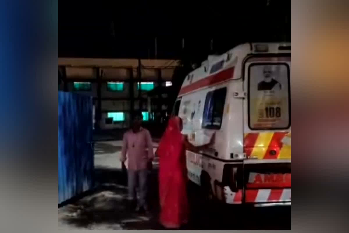 Katni 108 Ambulance Viral Video : 108 एम्बुलेंस के ड्राइवर की काली करतूत! अंदर तड़पता रहा मरीज, बाहर महिला से करवा डाला ये घिनौना काम, वायरल वीडियो से मचा हड़कंप