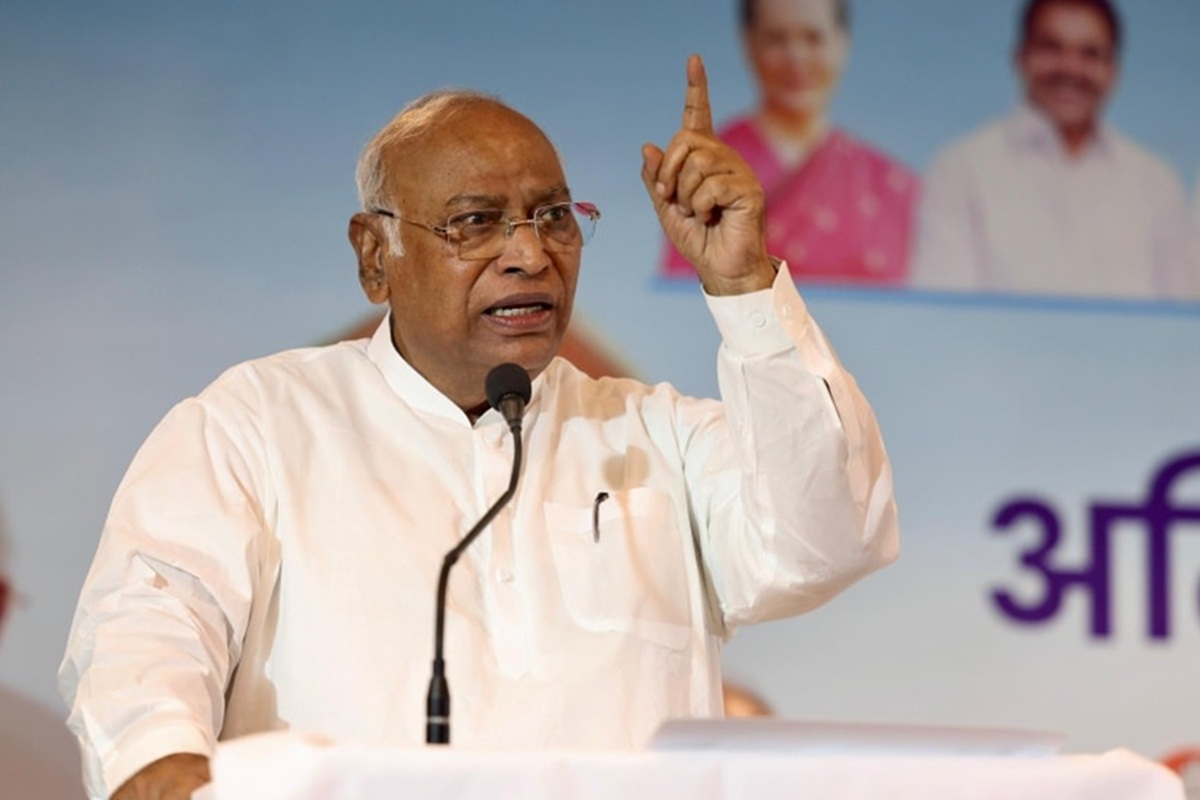 Kharge Controversial Statement: कांग्रेस के राष्ट्रीय अध्यक्ष ने खरगे ने गुजरातियों को बताया ‘अनपढ़’, कहा- उन्हें पीएम मोदी बना रहे हैं ‘बेवकूफ’, भाजपा नेता ने दिया ये करारा जवाब