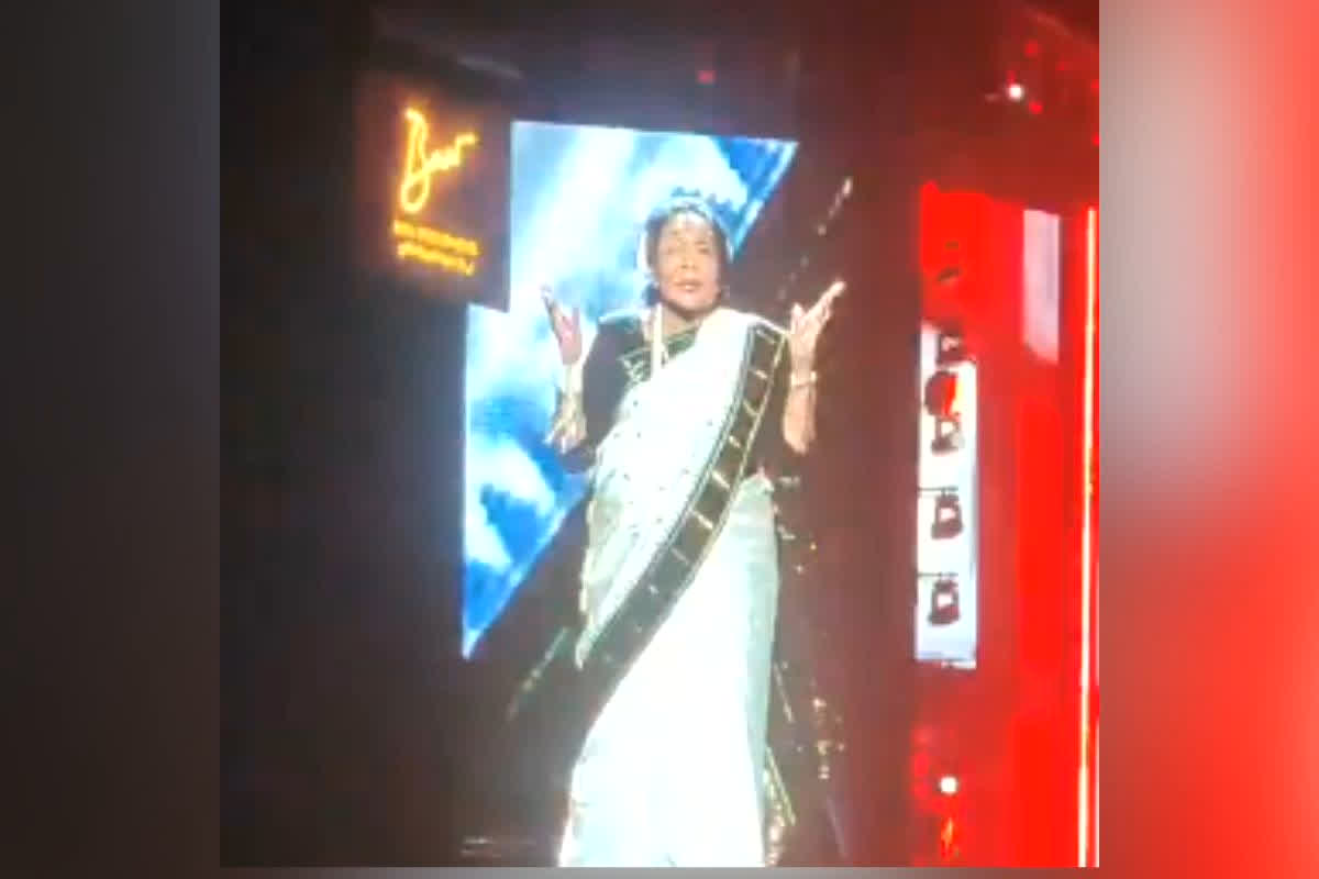 Asha Bhosle Last Performance Dubai : अंतिम विदाई से पहले वायरल हुआ आशा ताई का ये वीडियो! सोनू निगम के साथ दुबई में किया था आखिरी कमाल, देखें वीडियो