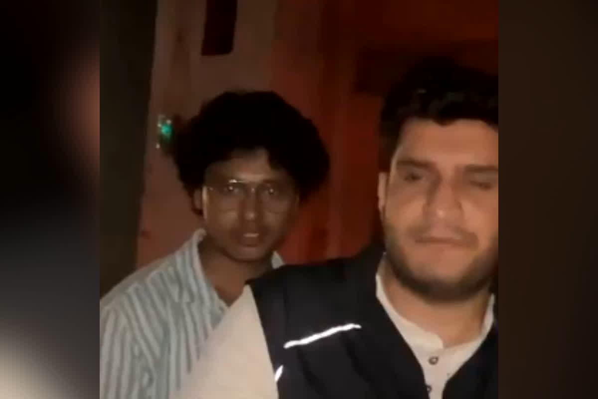 Muzaffarnagar Crime News : पूर्व मंत्री के बेटे की घिनौनी करतूत, सड़क पर टहल  रही माँ-बेटी के साथ किया ऐसा कांड, वीडियो देख रह जाएंगे हैरान