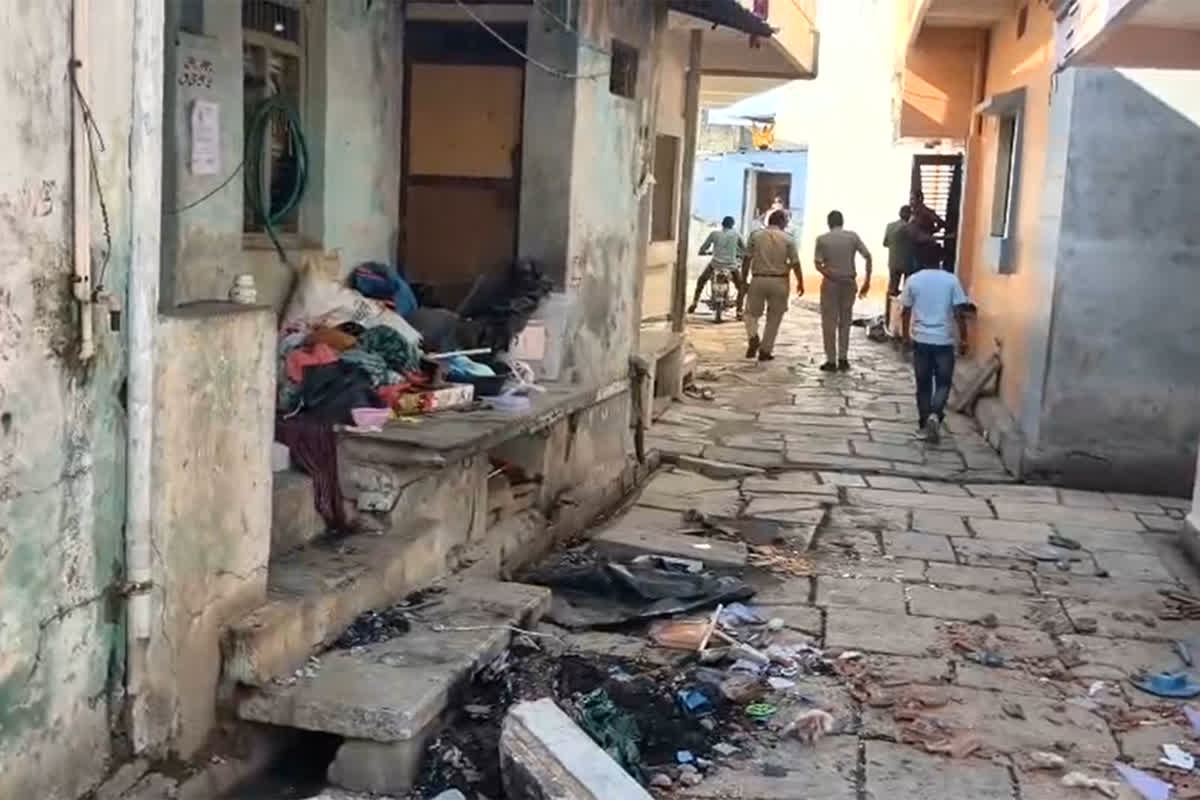 Neemuch Protest News : गांव बना छावनी, चप्पे-चप्पे पर पुलिस! नाबालिग से गंदी हरकत करने वाले अब्दुल के खिलाफ फूटा ग्रामीणों का गुस्सा, कर रहे आरोपी पर ऐसी कार्रवाई की मांग