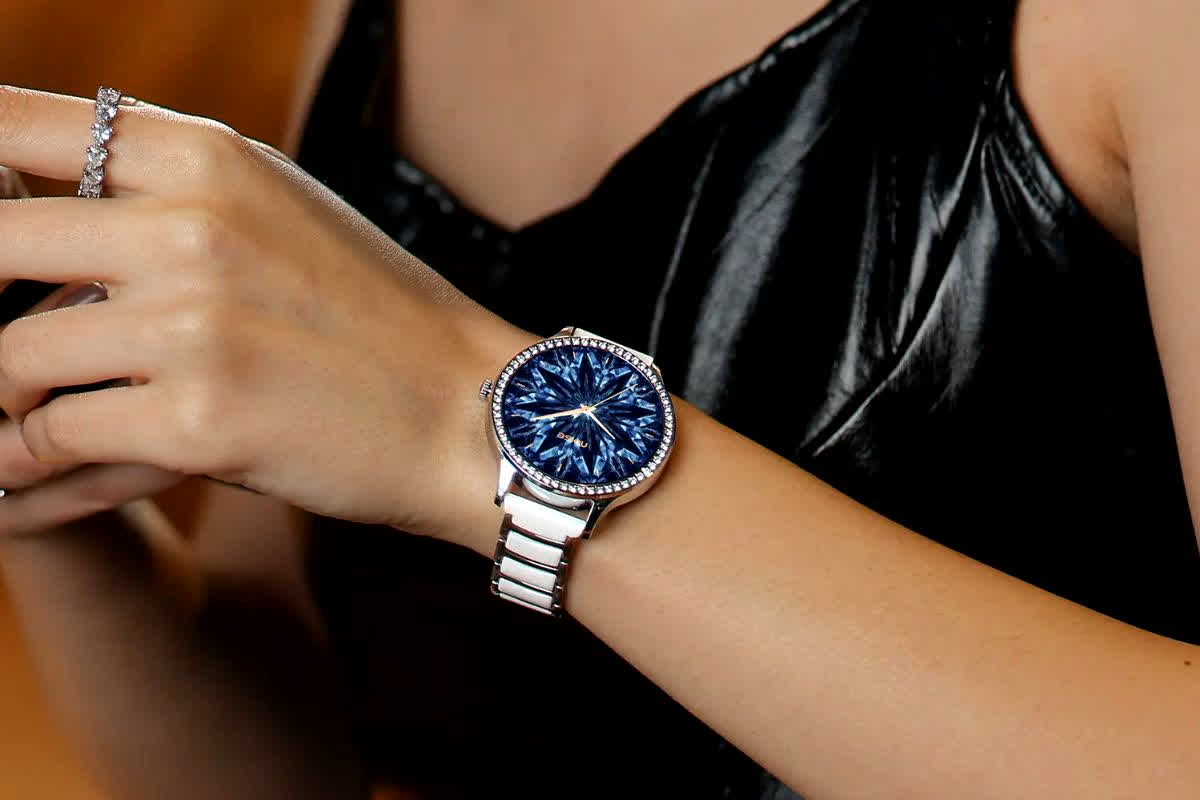 NoiseFit Diva Araya: स्मार्टवॉच या स्टाइलिश ज्वेलरी? Noise ने महिलाओं के लिए पेश की नई वॉच, SOS अलर्ट और लाइव लोकेशन ट्रैकिंग से बढ़ेगी आपकी सुरक्षा, कीमत सिर्फ इतनी