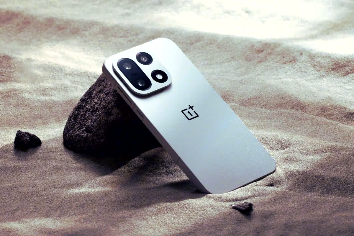 OnePlus 15 Price Cut: फ्लैगशिप प्रोसेसर और 50-50-50 MP कैमरे वाले OnePlus के इस फोन पर बंपर डिस्काउंट, ऐसे खरीद सकते हैं आधी कीमत में