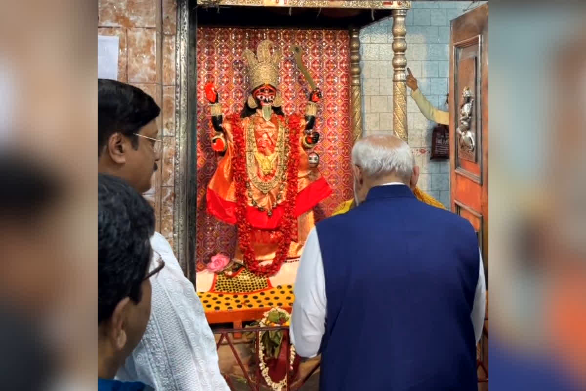 PM Modi Kolkata Roadshow : कोलकाता में पीएम मोदी रोड शो से पहले की शक्ति पूजा! 300 साल पुराने मंदिर में टेका माथा, जहाँ आज भी चढ़ता है मां को मांसाहारी प्रसाद