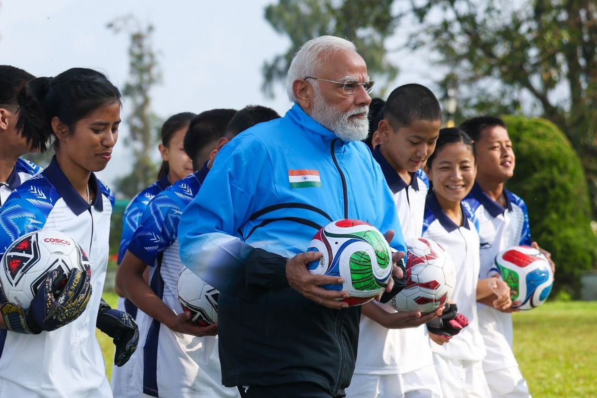 PM Modi Plays Football: PM मोदी का नीली जर्सी में दिखा खास अंदाज, बच्चों संग खेला फुटबॉल, गोल करने के बाद किया सेलिब्रेट, देखें वीडियो..