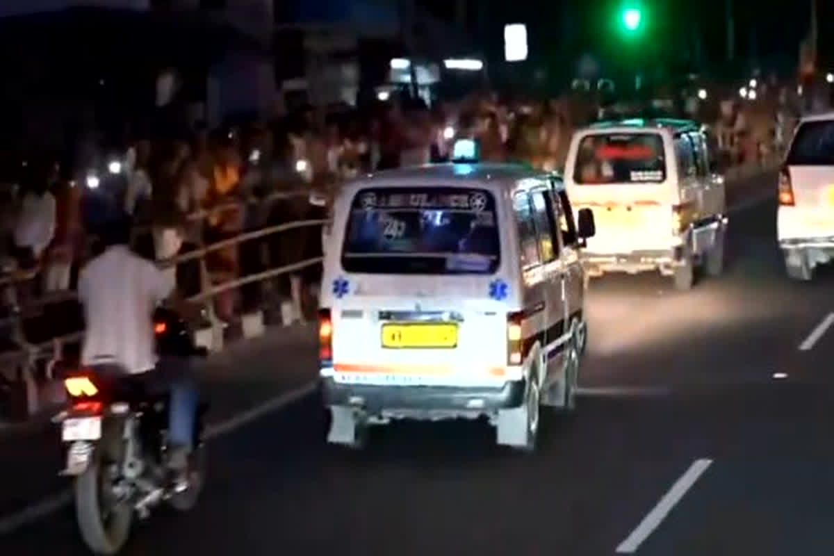 PM Modi Siliguri Roadshow : रोड शो बीच में रुका, पहले एंबुलेंस निकलेगी, सिलीगुड़ी की सड़कों पर पीएम मोदी ने जीता करोड़ों का दिल, देखें वीडियो