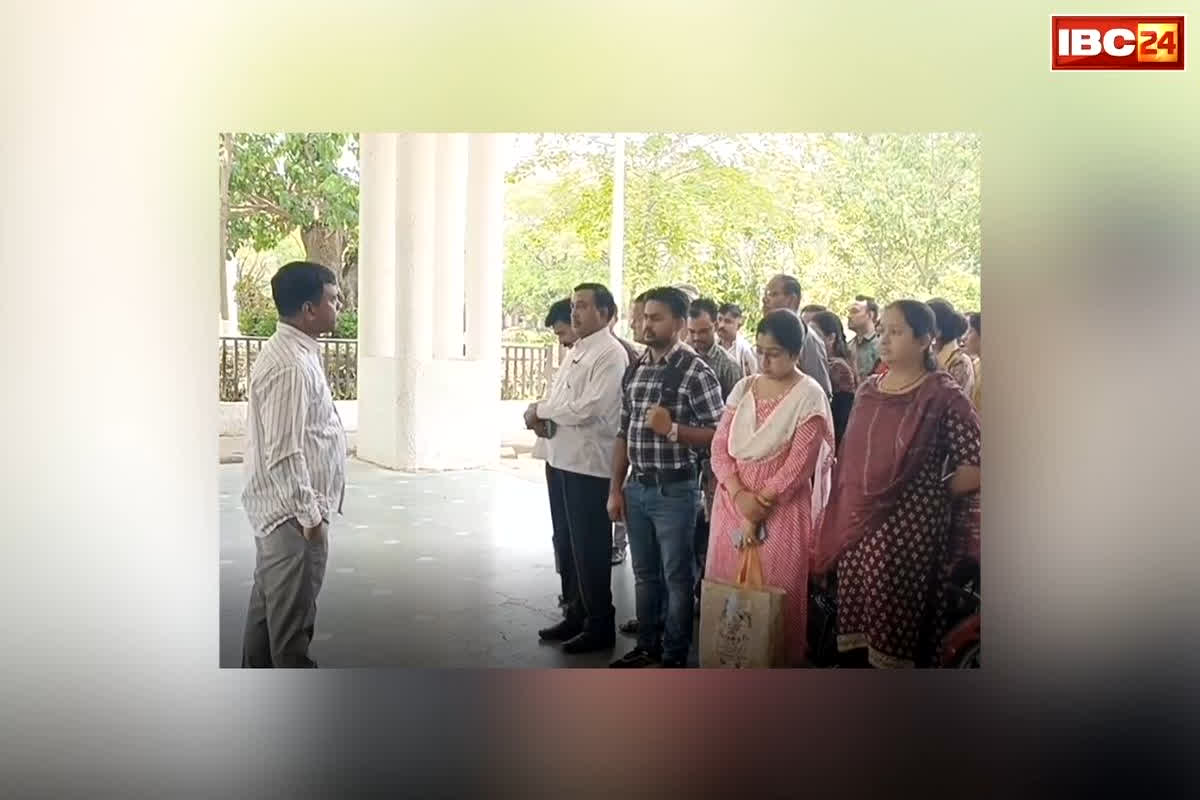 Rewa Collector Action: ‘शर्म आनी चाहिए आप लोगों को..’ , कलेक्टर का अचानक ‘गेट रेड’, इन कर्मचारियों की लगाई क्लास, दहलीज पर रोककर सुनाई ये सजा