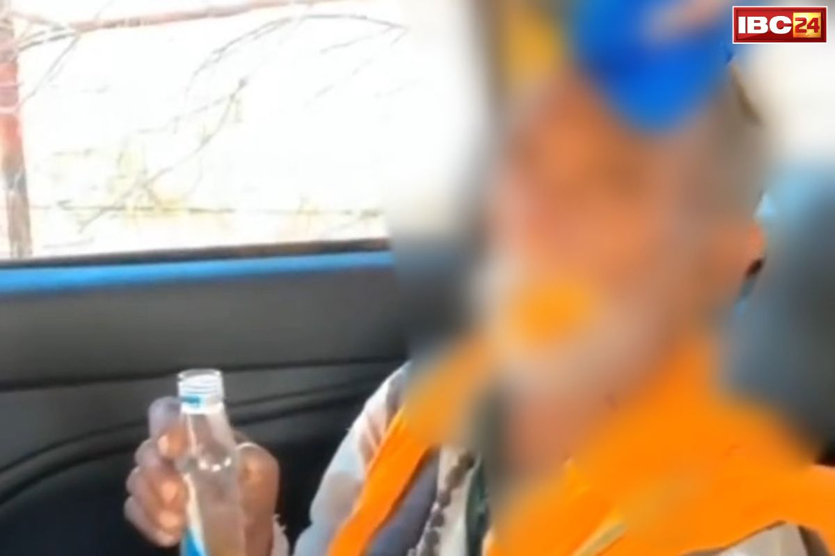 Raisen Latest Crime News: 70 साल के बुजुर्ग से अमानवीय हरकत.. मारपीट और गाली-गलौच के बाद पिलाया पेशाब.. घटना का वीडियो सोशल मीडिया पर वायरल