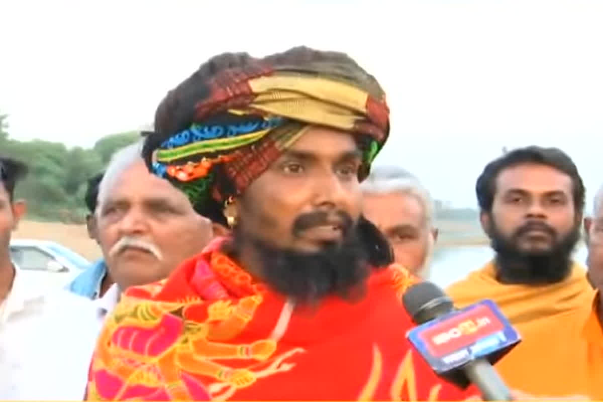 Narmada Milk Controversy: नर्मदा में बहाया गया 11 हजार लीटर दूध, IBC24 का सवाल सुनते ही डिबेट से क्यों भागे बाबा शिवानंद? देखें ये पूरा वीडियो