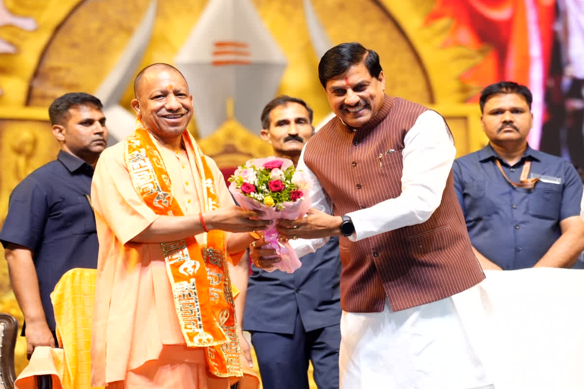 Samrat Vikramaditya Mahanatya : वाराणसी का रोम-रोम हुआ रोमांचित! सीएम योगी और डॉ. मोहन यादव ने किया सम्राट विक्रमादित्य के महानाट्य का शंखनाद