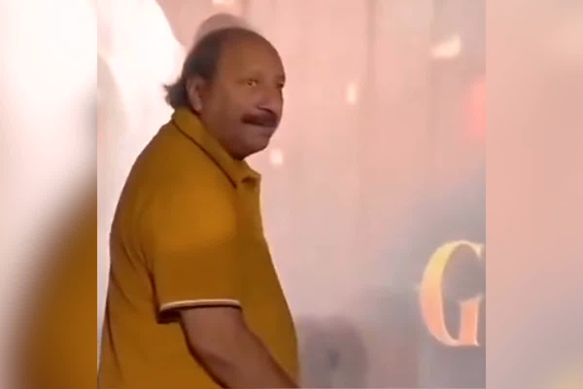 Sudhir Pandey Viral Video : इस मशहूर एक्टर के साथ सरेआम बदसलूकी? चुपचाप स्टेज छोड़कर निकले दिग्गज अभिनेता, को-स्टार्स पर निकला फैंस का गुस्सा