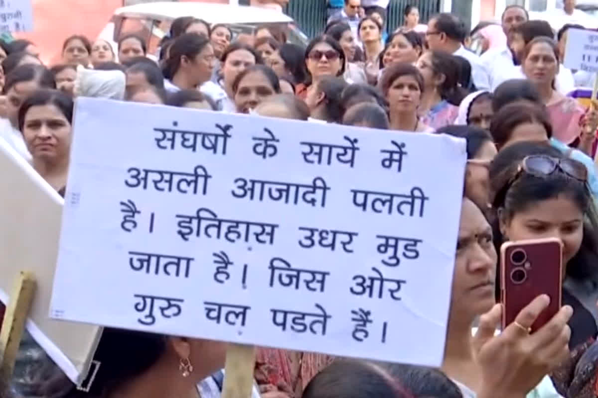 TET Exam Controversy MP : TET हुआ अनिवार्य तो फूटा शिक्षकों का गुस्सा! राजधानी की सड़कों पर किया प्रदर्शन, सरकार को इस तारीख तक का दिया अल्टीमेटम