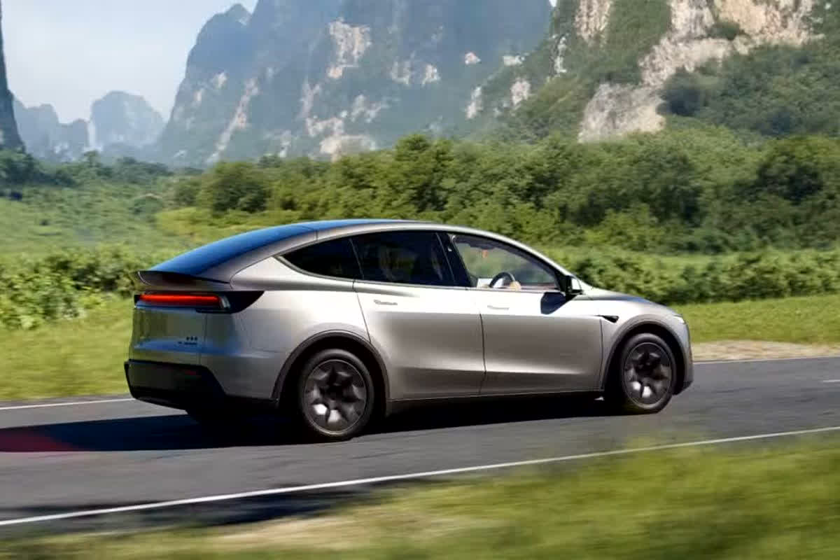 Tesla Model Y L Launched: अब भारत में भी दौड़ेगी Tesla की सेल्फ-ड्राइविंग कार! लेकिन क्या आप इसके ‘ऑटो मोड’ का भारी-भरकम बिल झेल पाएंगे? जानें कितनी है कीमत