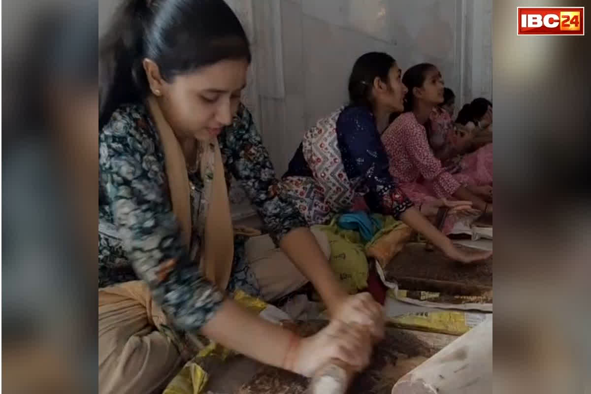 Mahakal Temple Summer Rituals:  मंदिरों में दिखा आस्था का अनोखा रूप, भीषण गर्मी के बीच भगवान को ठंडक पहुंचाने के लिए हो रहे ये खास इंतजाम, सामने आया रोचक वीडियो