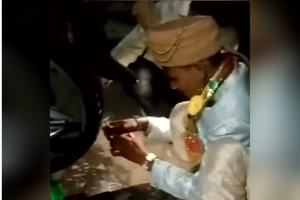 Viral Video Groom Fixing Puncture : शादी अपनी जगह, काम अपनी जगह! दूल्हे ने बीच सड़क पर किया ऐसा काम, वीडियो देख लोग बोले- ‘सैल्यूट है भाई’