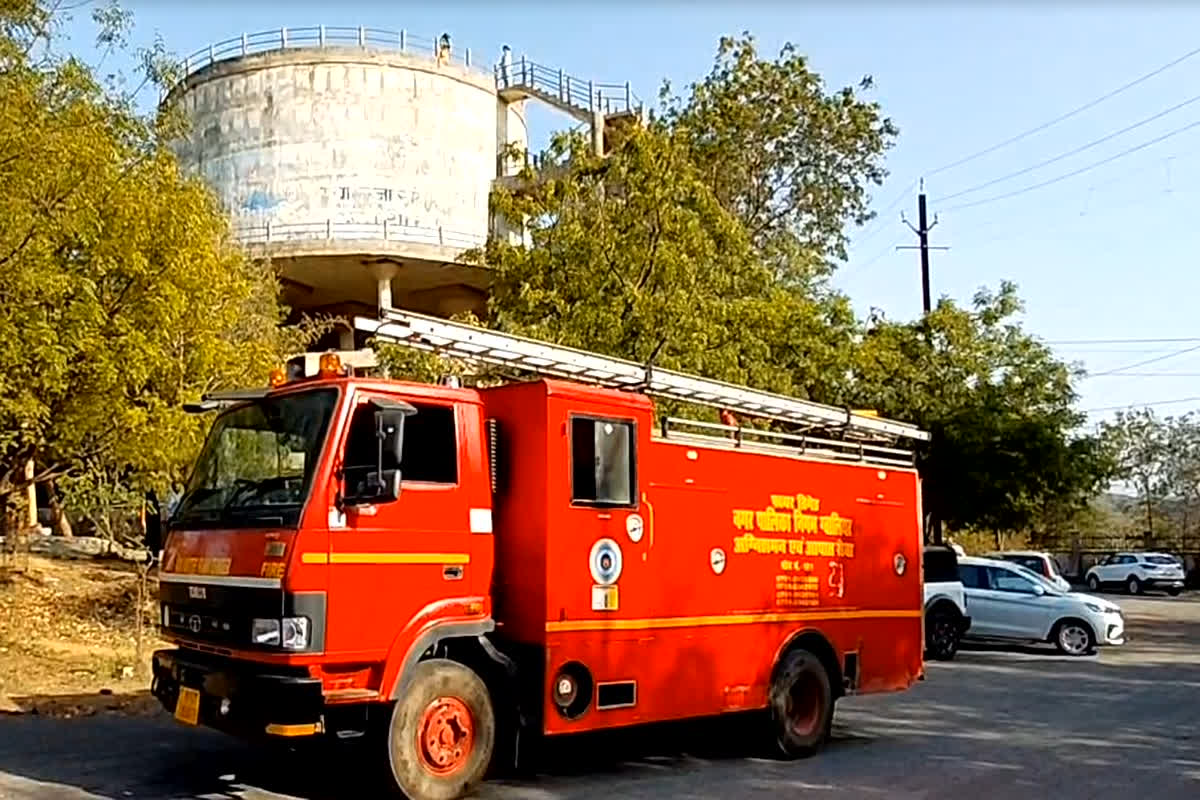 Woman Climb Water Tank Gwalior : 3 महीने का अल्टीमेटम! हाथ में पेट्रोल लेकर इस वजह से टंकी पर चढ़ी महिला, बोली 20 लाख नहीं मिले तो जो करुँगी…