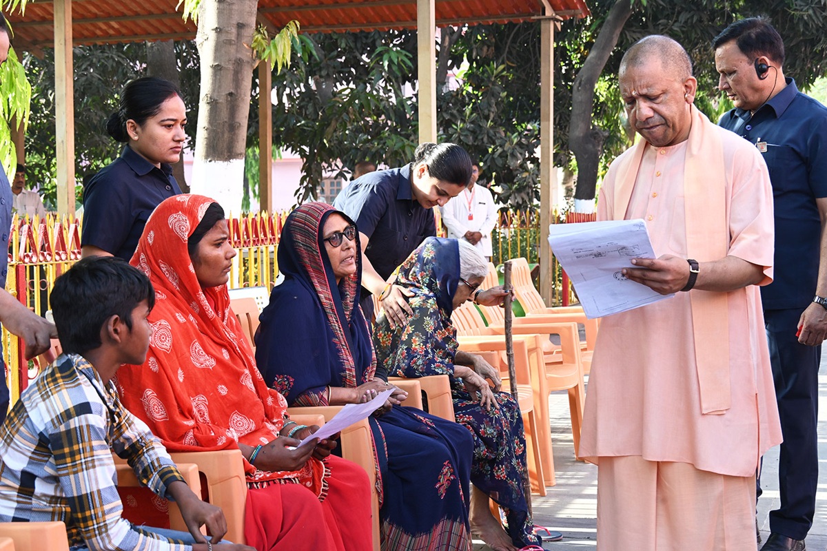 CM Yogi Latest News: जरूरतमंदों के आवास और इलाज की व्यवस्था करेगी UP सरकार! CM योगी ने गोरखपुर में सुनी लोगों की समस्याएं, अधिकारियों के दिए ये अहम निर्देश