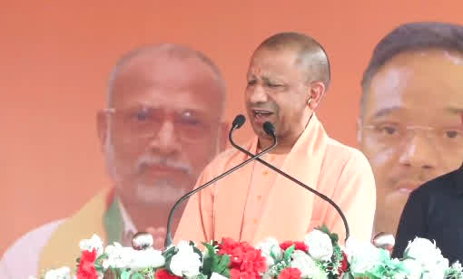 Yogi Adityanath Bengal Rally : ‘न गौमाता को कटने देंगे और न ही हिंदुओं को बंटने देंगे’.. ममता के गढ़ में CM योगी ने भरी हुंकार, माफियाओं और  दंगाइयों को दे दी ऐसी चेतावनी