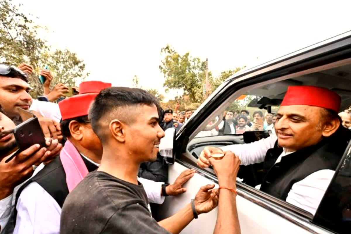 Akhilesh Yadav Tea Shop News : अखिलेश यादव का चाय पीना पड़ा भारी!.. सपा मुखिया के जाने के बाद क्यों बर्बाद हो गया आर्यन यादव? दास्तां सुन भर आएंगी आँखें