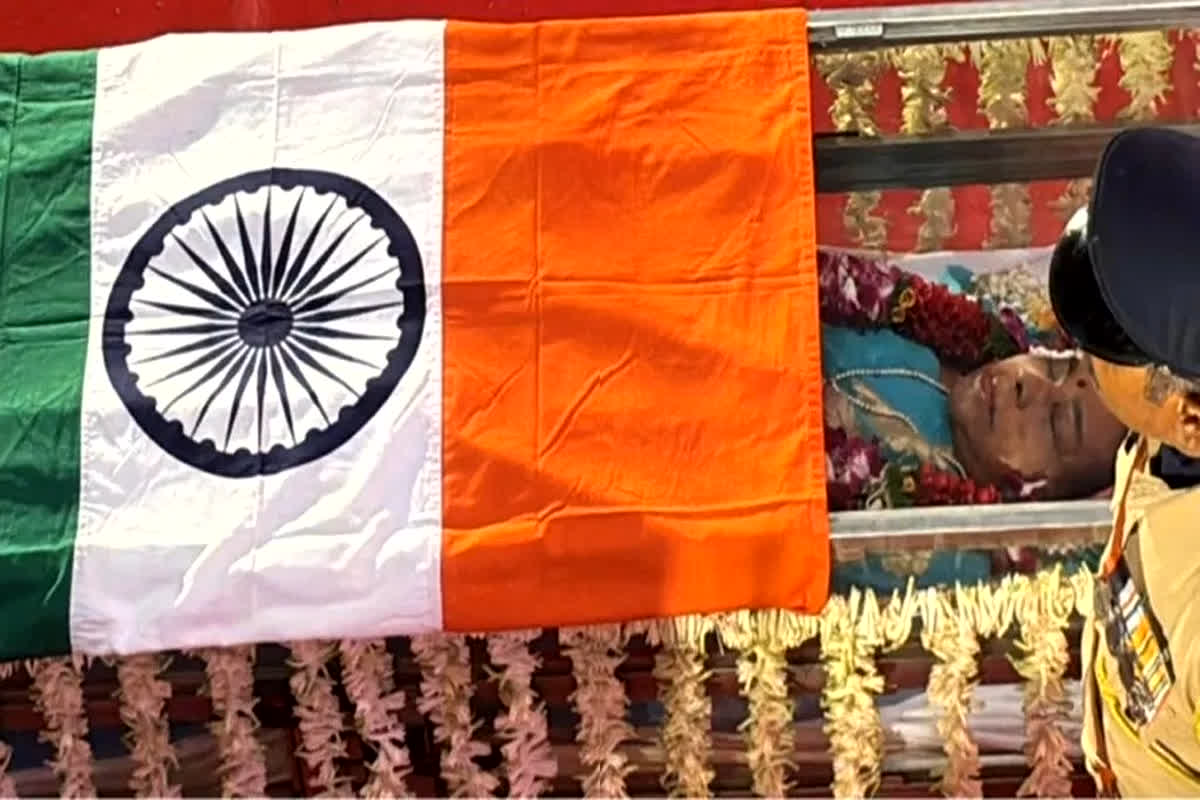 Asha Bhosle Last Rites Final Look : फिरोजी साड़ी और चेहरे पर वही सुकून! अंतिम सफर पर निकलीं आशा भोसले,  पार्थिव शरीर देख फूट-फूटकर रो पड़े सचिन तेंदुलकर