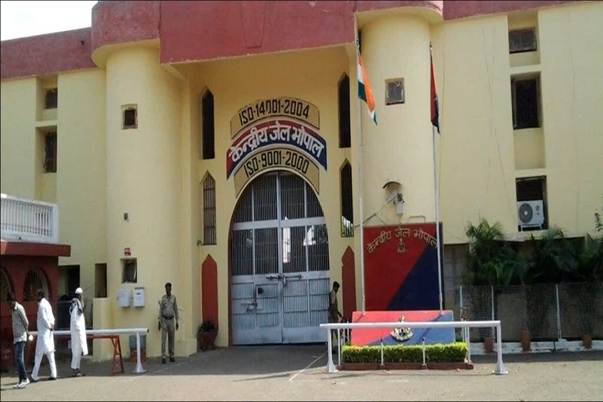 Aslam Chamda NSA Revoked :  जेल से बाहर आया ‘असलम चमड़ा’, गोमांस तस्करी के मामले में पहुंचा था सलाखों के पीछे, जानिए कैसे रासुका से बच गया आरोपी