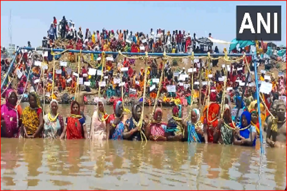 Chhatarpur News: आदिवासी महिलाओं ने डाला गले में ‘फांसी का फंदा’, आखिर किस बात को लेकर है नाराज? सामने आया ये हैरान करने वाला वीडियो, देखें