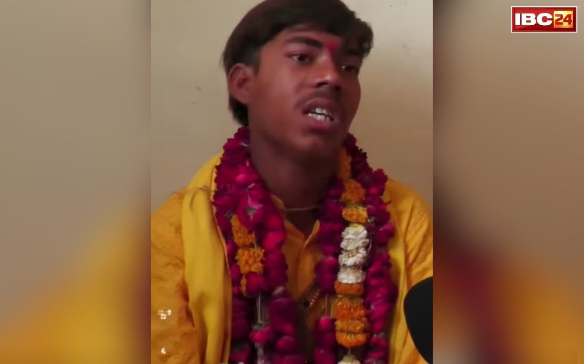 Ajjar Par Baba Chhatarpur: मार्केट में बागेश्वर बाबा का आया नया मुकाबला? ई-रिक्शा चलाते-चलाते आज बने ‘चमत्कारी बाबा, बिना पर्ची पढ़ें सब बता देते हैं, उम्र सिर्फ इतनी…