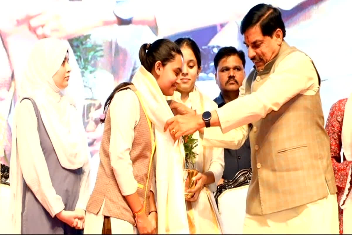 Nari Shakti Vandan Program: राज्य स्तरीय नारी शक्ति वंदन कार्यक्रम में शामिल हुए सीएम डॉ. मोहन यादव, कहा – अभियान को घर-घर पहुंचाना आवश्यक, टॉपर बालिकाओं को किया सम्मानित,