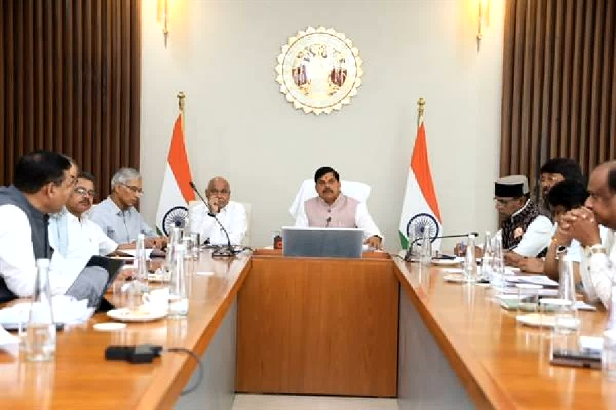 CM Dr. Mohan Yadav News: डेयरी से जुड़ेंगे प्रदेश के इतने हजार गांव, मोबाइल ऐप से होगा दुग्ध संकलन, सीएम मोहन यादव ने ली राज्य स्तरीय डेयरी संचालन समिति की बैठक